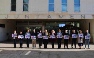 Benidorm guarda un minuto de silencio para condenar el último crimen por violencia de género cometido en Torrejón de Ardoz (Madrid)