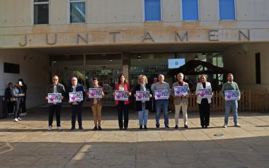 Benidorm guarda un minuto de silencio para condenar los crímenes machistas de tres mujeres en Toledo, Sevilla y Barcelona
