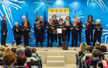 Las Amas de Casa de Benidorm celebran su Festival de Navidad