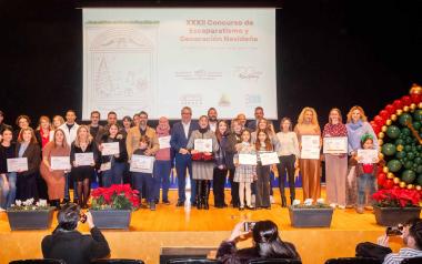 Foto de todos los premiados en el Concurso de Escaparatismo Navideño 2025.