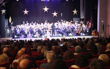 La Banda Sinfónica de la Unión Musical de Benidorm llena el Centro Cultural para su concierto extraordinario 