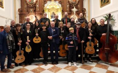 La rondalla de La Barqueta llena la iglesia de Sant Jaume y Santa Anna en su Concert de Nadal