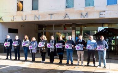 Benidorm guarda un minuto de silencio en repulsa por el primer asesinato machista del año