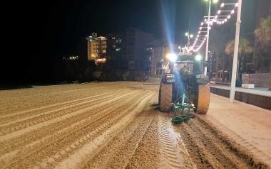 Benidorm realiza una limpieza intensiva de las playas para prepararlas de cara a las primeras citas turísticas