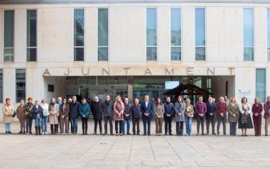 Benidorm guarda un minuto de silencio en memoria de las víctimas del accidente ferroviario en Adamuz