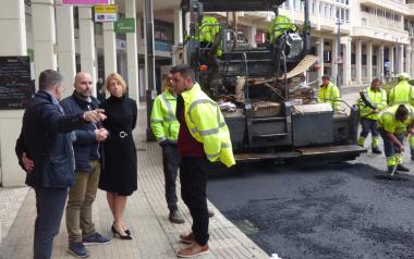 Trabajos de asfaltado y pintura en la avenida de l’Aigüera.