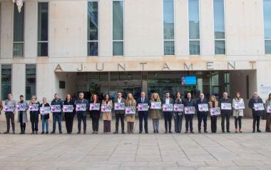 Benidorm guarda un minut de silenci per l'última víctima confirmada per violència masclista a Badajoz