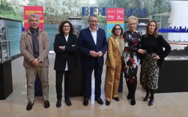 El Ayuntamiento acoge una exposición que recoge la historia del Benidorm Fest y del Festival de la Canción