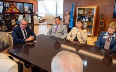 El presidente de la Fundación Lions Clubs International visita el Ayuntamiento de Benidorm