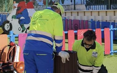 Benidorm instala alrededor de 120 papeleras en los parques y zonas verdes de la ciudad 