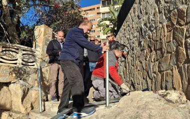 Benidorm incorpora mejoras en las escaleras que conectan las calles Asturias y Oviedo en La Cala 