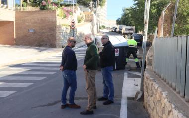 Limpieza Viaria aborda con los vecinos de La Cala la mejora de los emplazamientos de los contenedores de residuos 