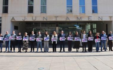 Benidorm condena el crimen machista de una mujer en Navarra y un niño en Santa Cruz de Tenerife