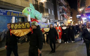 Un participativo Entierro de la Sardina pone fin a los actos del Carnaval en Benidorm
