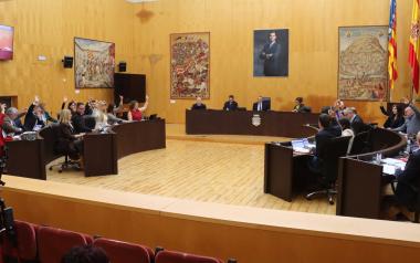 El pleno respalda la adhesión al Fondo de Impulso Económico y buscar vías de acuerdo con los propietarios del APR7 