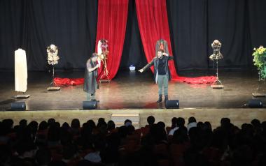 El ciclo ‘Joves Espectadors’ reúne a cerca de 800 estudiantes de Secundaria en el auditorio del Centro Cultural de Benidorm 