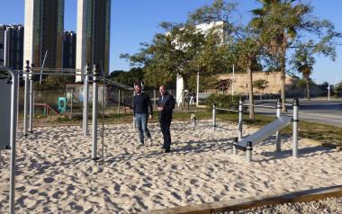 Benidorm amplía los espacios deportivos al aire libre con una nueva zona de calistenia en Poniente 