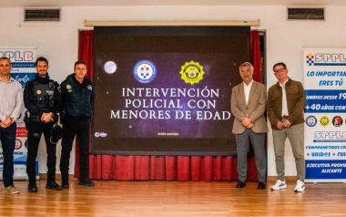 La Policía Local de Benidorm analiza cómo actuar ante situaciones que impliquen a menores