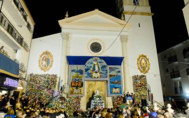 Benidorm obsequia a la Mare de Déu del Sofratge con una multitudinaria ofrenda floral en su 286 aniversario