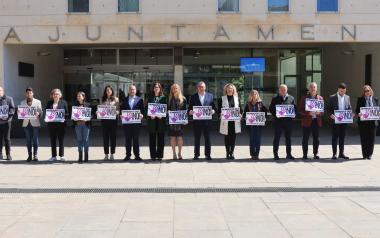 El Ayuntamiento guarda un minuto de silencio como condena por los dos últimos crímenes machistas confirmados en Huesca y Cantabria