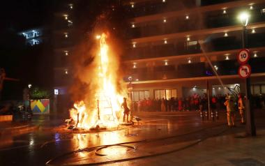 Una emotiva ‘Nit de la Cremà’ pone el mejor broche a la fiesta de las Fallas en Benidorm 