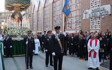 Centenares de vecinos y turistas salen a la calle en la procesión 