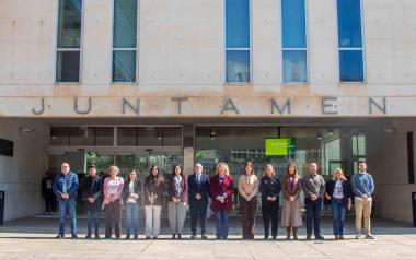 El Ayuntamiento guarda un minuto de silencio para condenar el último crimen de violencia vicaria cometido en Torrevieja 