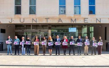 Minuto de silencio en Benidorm para condenar el asesinato machista de una mujer en Zaragoza