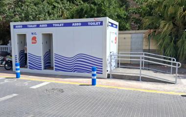 Benidorm estrena nuevos aseos públicos en el Paseo de Colón y pone a punto el resto de módulos que dan servicio a las playas