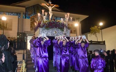 Recogimiento y solemnidad, protagonistas en la procesión del Jueves Santo en Benidorm