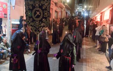 El Santo Entierro reúne a miles de fieles en en la noche del Viernes Santo de Benidorm