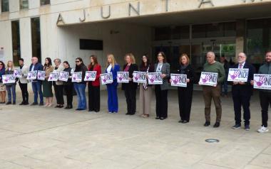 Minuto de silencio en Benidorm para condenar el asesinato machista de una mujer en Basauri