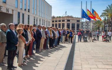 Benidorm guarda tres minutos de silencio en señal de duelo por el fallecimiento ayer de dos operarios en accidente laboral