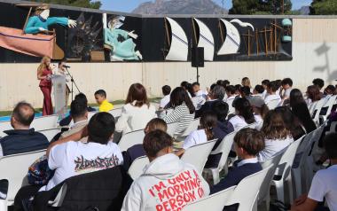 Benidorm conmemora el Día del Libro con una lectura pública con escolares en el Parc de Foietes