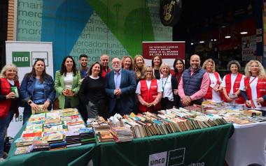 El Ayuntamiento se une a la iniciativa de la UNED ‘Un libro x un kilo’ en favor de Corazón Exprés