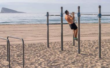Benidorm mejora y amplía la zona de calistenia de la playa de Poniente