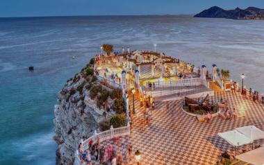 Benidorm adjudica la renovación de la iluminación del acantilado del Castell, que reducirá el consumo en más del 80% 