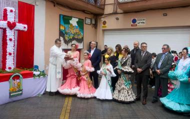 La Casa de Andalucía de Benidorm erige su Cruz de Mayo en una jornada de convivencia festiva