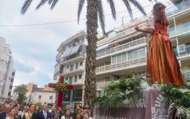 La lluvia no impide a Benidorm celebrar la Festa de la Creu, que se vive por partida doble