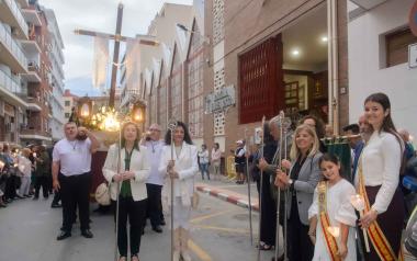 La Cruz procesiona por primera vez desde el Buen Pastor de Benidorm