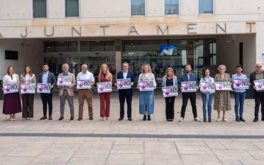Minuto de silencio en Benidorm para condenar los asesinatos por violencia machista en Tarragona y Tenerife