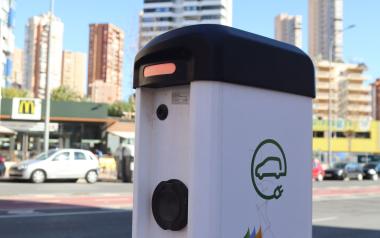 Benidorm adjudica a SECE la instal·lació de dos nous punts de recàrrega en Llevant