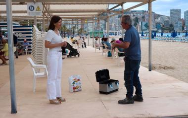 Benidorm renueva el suelo de la Biblioplaya de Levante para mejorar su estado de cara al inicio de la temporada estival
