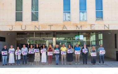 Minuto de silencio en Benidorm para condenar los crímenes por violencia machista en Alicante y Navarra