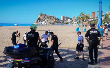 Benidorm realiza un simulacro para poner en práctica el protocolo frente a vertidos en las playas