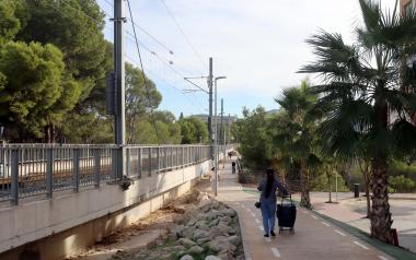 El paso peatonal que une las avenidas Beniardá e Italia estará cerrado hasta finales de agosto por obras de mejora de FGV