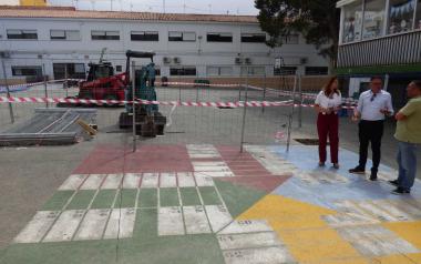 Benidorm instala dos nuevas zonas de sombra en el colegio Bautista Lledó