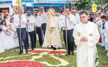 Benidorm celebra la tradicional procesión del Corpus Christi con la participación de los niños de primera comunión