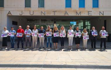 Benidorm guarda un minuto de silencio en rechazo al último asesinato por violencia de género cometido en Málaga 