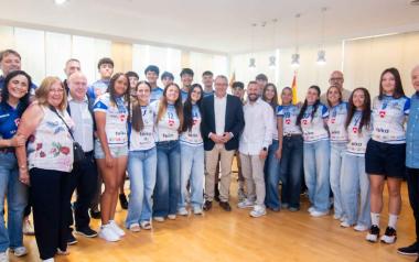 El alcalde felicita a la cantera del Club Voleibol Playas de Benidorm por sus éxitos esta temporada